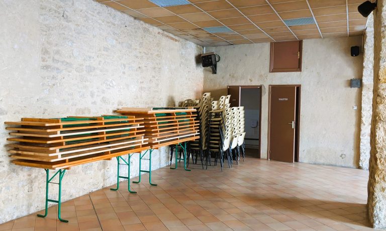 Tables, chaises et sanitaires